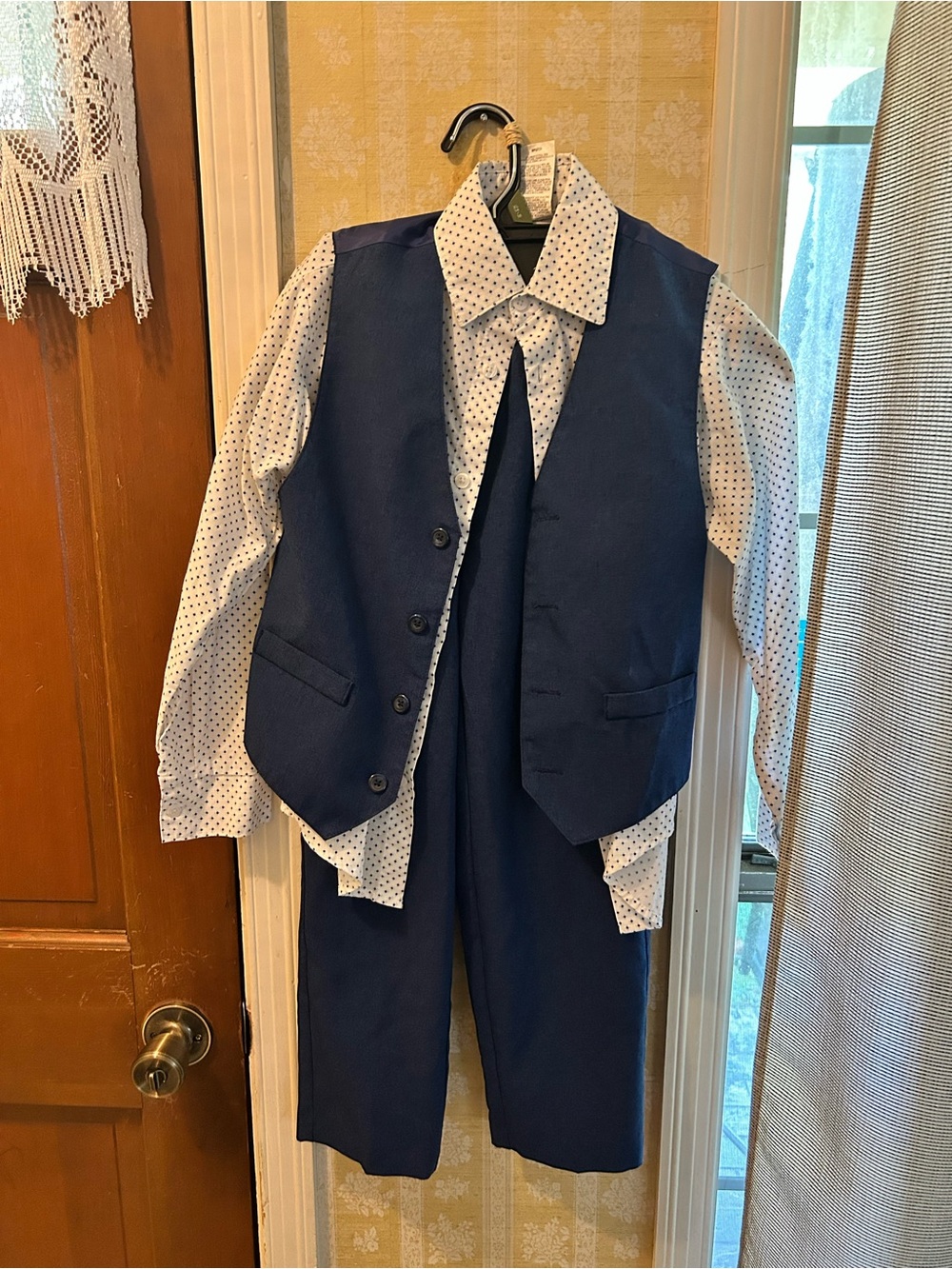 Boys Van Heusen Navy 3 piece suit with White Polka Dot Shirt size 8